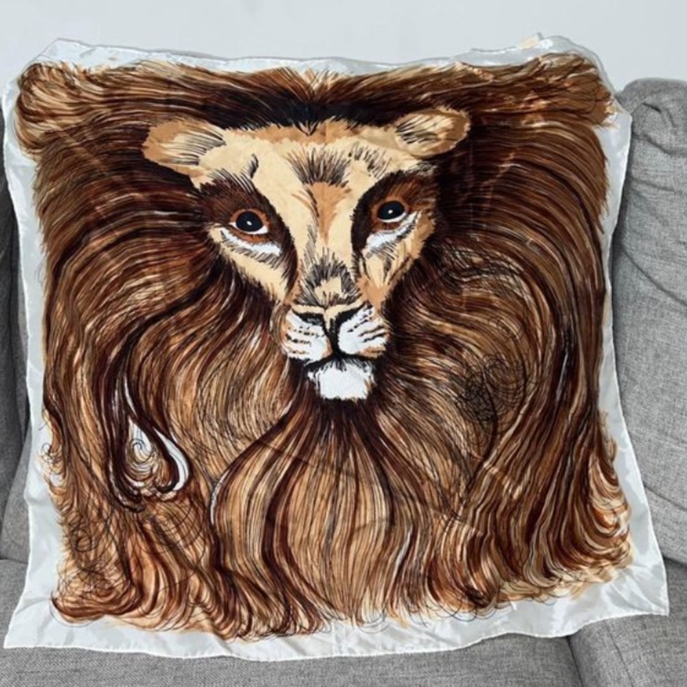 Vintage glentex lion head scarf 25.5” from a non smoking and no pets home great